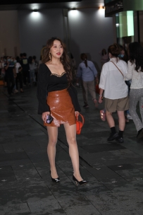 【精选街拍】Vol.3211 黄色皮裙肉丝美腿 [180P-3.72GB]