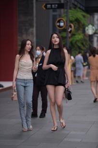 【精选街拍】Vol.2472 黑色短裙 [29P-618MB]