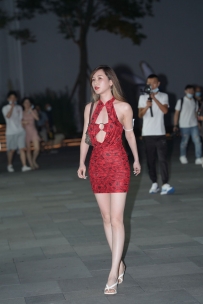 【精选街拍】Vol.2762 魅力亮眼的红裙 [83P+1V-1.35GB]