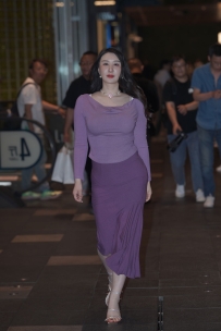 【精选街拍】Vol.2921 简约紫色修身裙 [170P-2.19GB]